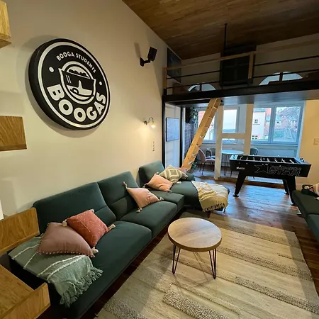 Boogaloft Hostel *